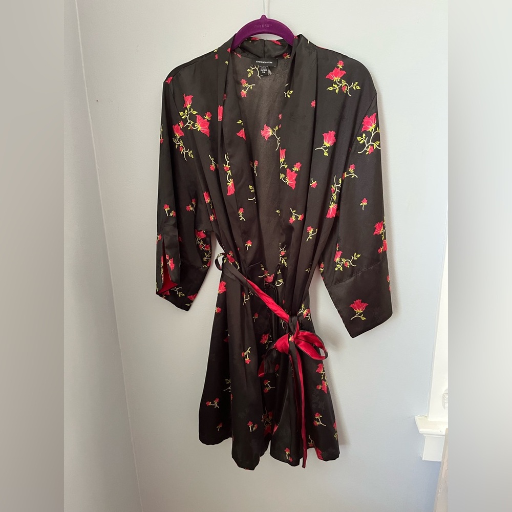 Jones New York Black and Red Floral Robe Flowing Silhouette